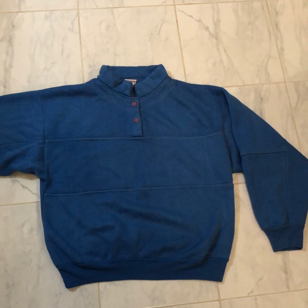 Lady footlocker blue light sweatshirt.  Long sleeve. Slight crop.  Vintage!